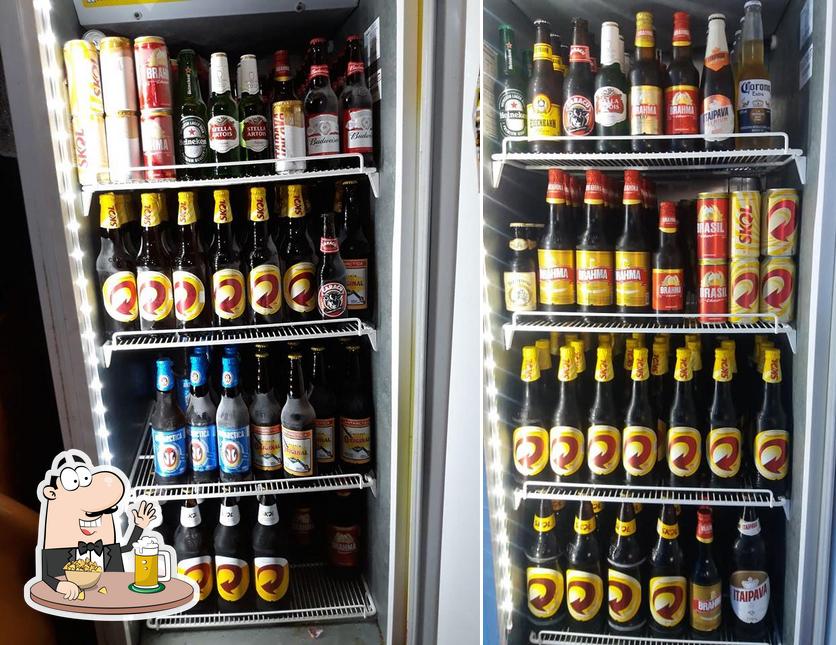 Desfute um copo de cerveja leve ou escura