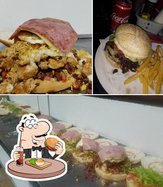 Deguste um dos hambúrgueres disponíveis no Fuscão Lanches