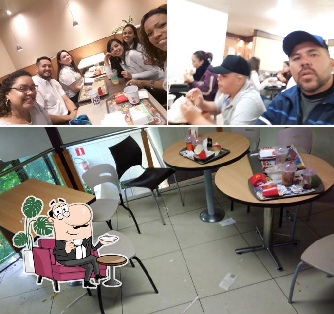Entre diversos coisas, interior e mesa de jantar podem ser encontrados no McDonald's