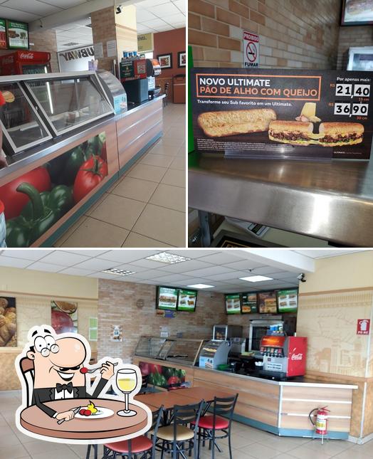 Entre diversos coisas, comida e interior podem ser encontrados no Subway