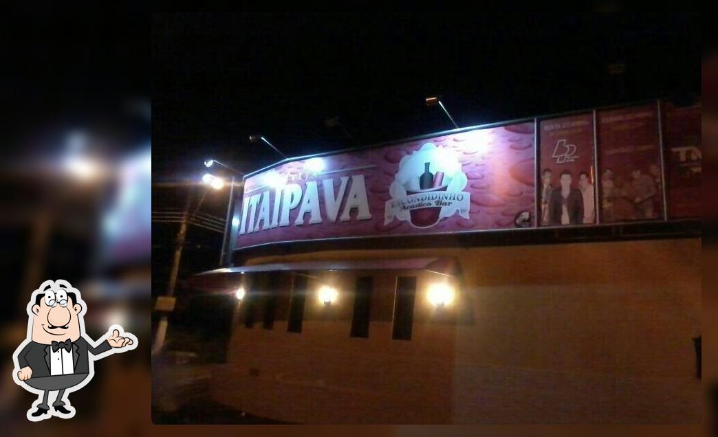 Sente em uma das mesas no Escondidinho Acústico Bar