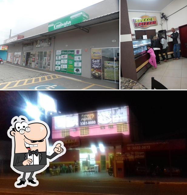 Sente em uma das mesas no Delírio Eat