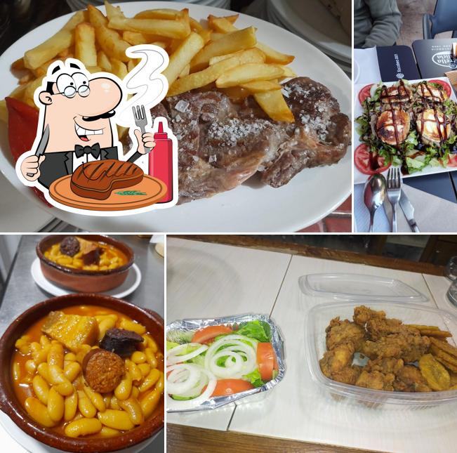 Попробуйте мясные блюда в "Fénix Cafetería Bar. Comer Comida Casera"