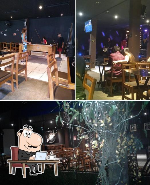 Sente em uma das mesas no Valhalla