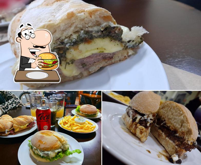 Delicie-se com um hambúrguer no Boteco Zé Maria