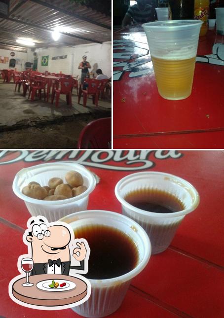A comida e interior do restaurante