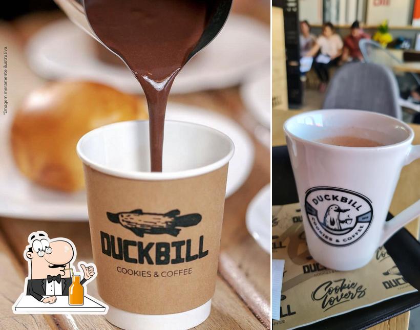 Desfrute de uma bebida no DuckBill Cookies & Coffee