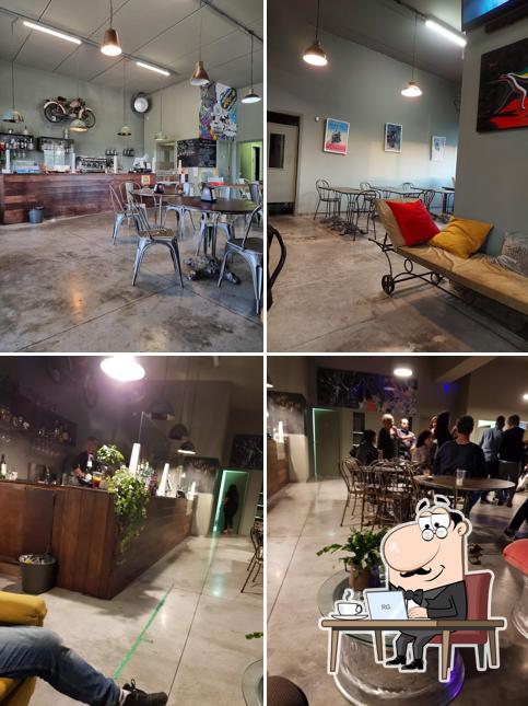 Siediti a un tavolo di Bar puntozero