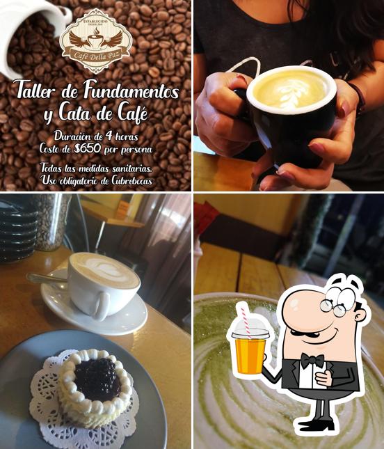 Disfrutra de una bebida en Cafe Della Paz
