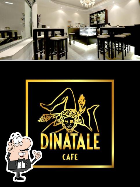 Nehmt an einem der Tische im Dinatale Café Platz
