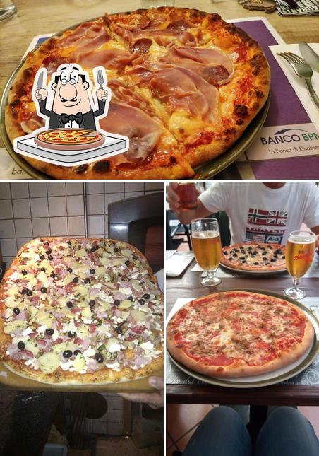 Pick pizza at Pizzeria al Cavallino