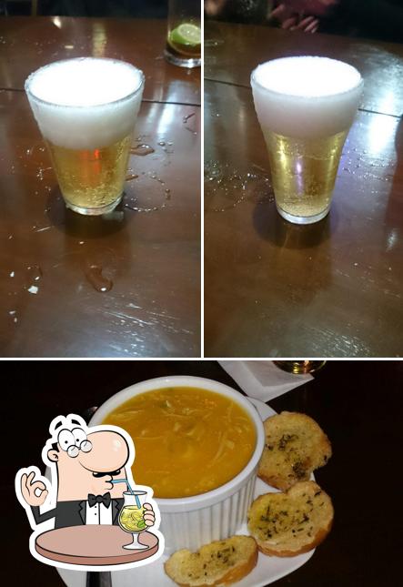 Entre diversos coisas, bebida e comida podem ser encontrados no Restaurante Vila Beer