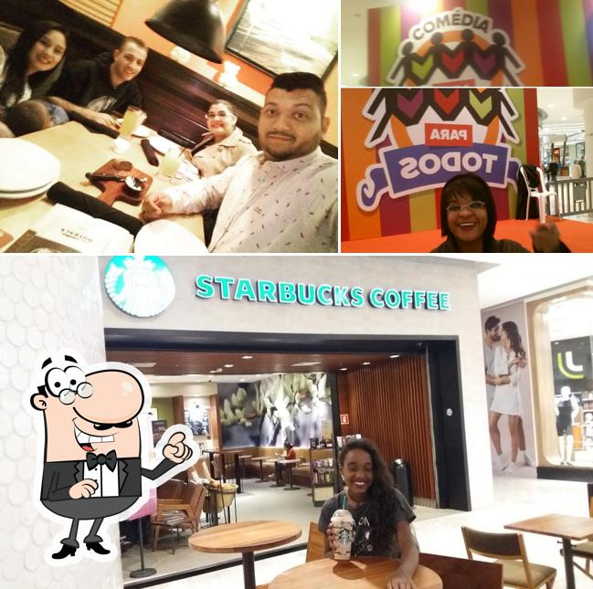 Sente em uma das mesas no Starbucks