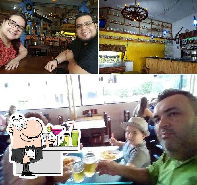 A O Parceiro Comidaria se destaca pelo balcão de bar e mesa de jantar