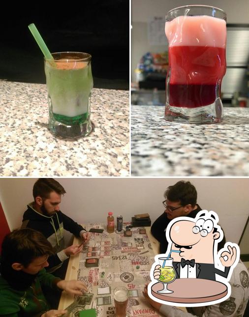 Questa è la immagine che raffigura la bevanda e interni di Bar Dello Sport