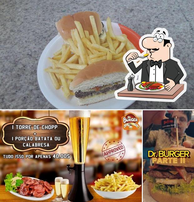 Confira a imagem mostrando comida e cerveja no Hamburgueria Dr. Burger