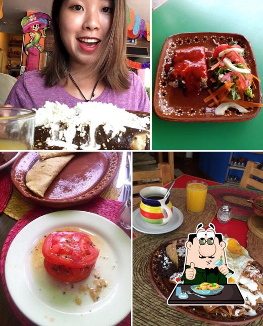 Food at Chile, Mole y POZOLE