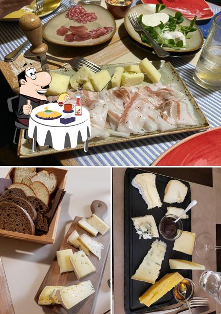 Piatto di formaggi al Tavoli in Salumeria Moroni