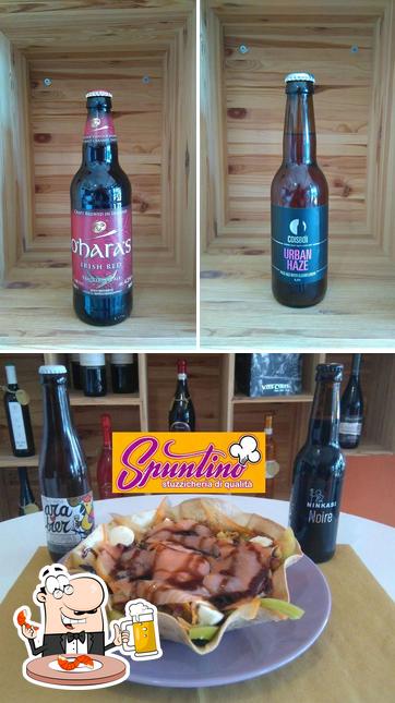 Puoi ordinare un rinfrescante bicchiere di birra chiara o scura