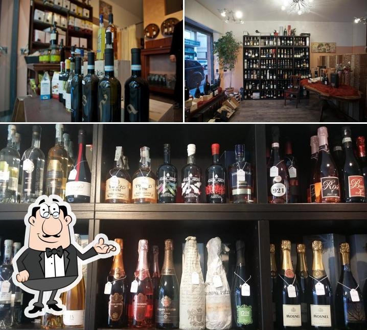 Dai un'occhiata agli interni di Enoteca Mondo Divino