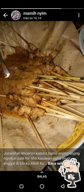 Vea esta imagen de Sate bakar cianjur (sate ayam, sate sapi dan ketan bakar)