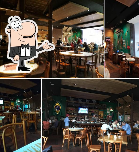 O interior do Joe & Leo's