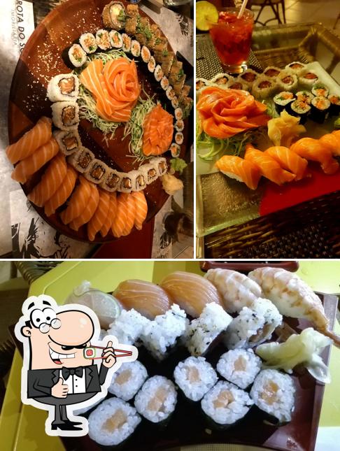 Rolos de sushi são servidos no Sushi Bar Ganesh