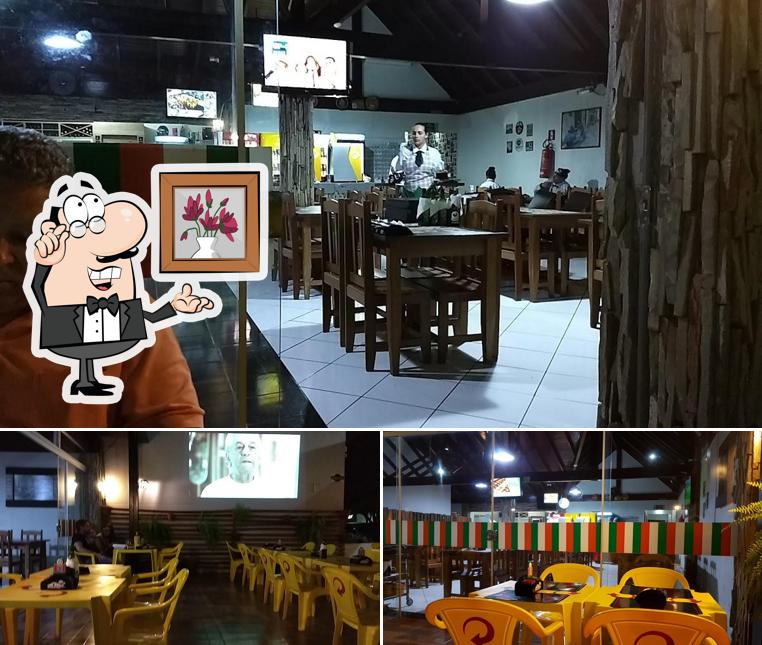 Sente em uma das mesas no Pizzaria Dom Rodrigo