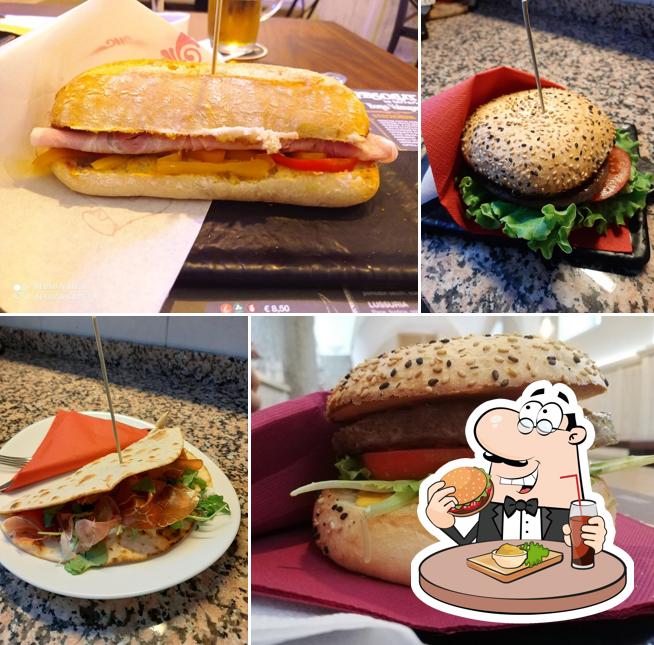 Ordina un hamburger a BIRRERIA ABSOLUT