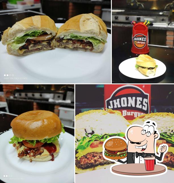 Taste one of the burgers offered by JHONES BURGUER LANCHES