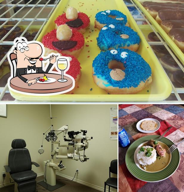 Entre la variedad de cosas que hay en Sweetie's Donuts también tienes comida y interior