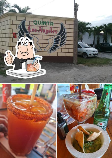 Entre la variedad de cosas que hay en La Palapa Villahermosa también tienes bebida y exterior