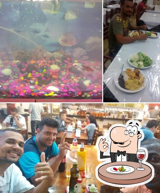 Entre diversos coisas, comida e interior podem ser encontrados no Pizzaria Posto Br 153