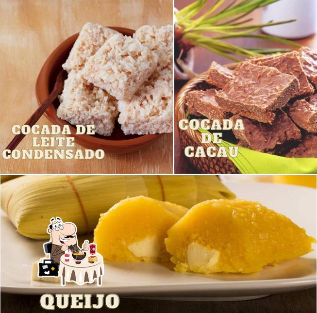 Bolo de chocolate e prato de queijo em Genivaldo delícias do milho