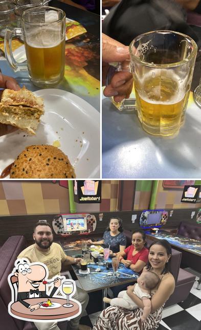 Dê uma olhada a foto mostrando comida e interior no Joe Robert Pixel