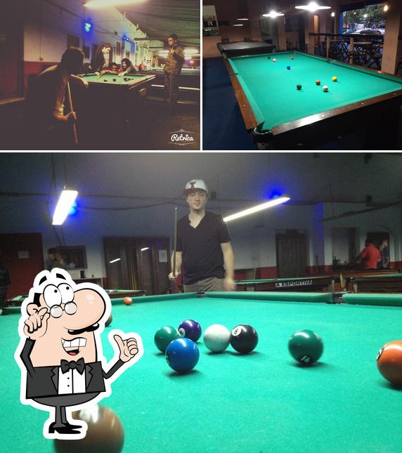 Sente em uma das mesas no Athenas Snooker Bar