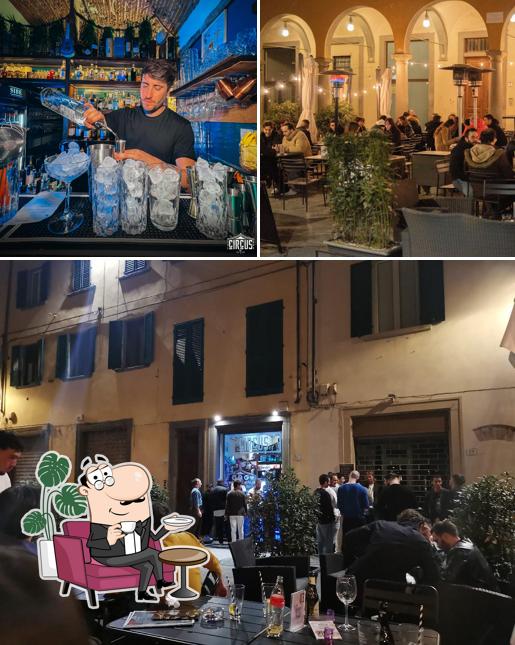 Dai un'occhiata agli interni di The Circus Bar