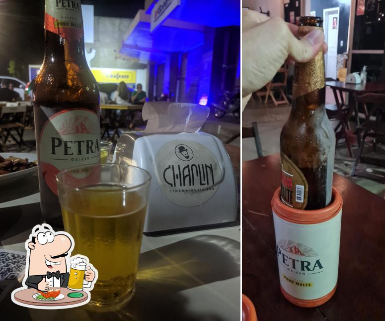 Desfute uma tulipa de cerveja leve ou escura