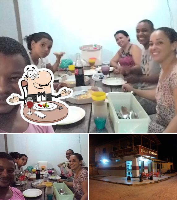 Esta é a imagem mostrando mesa de jantar e comida no Escritorium Bar