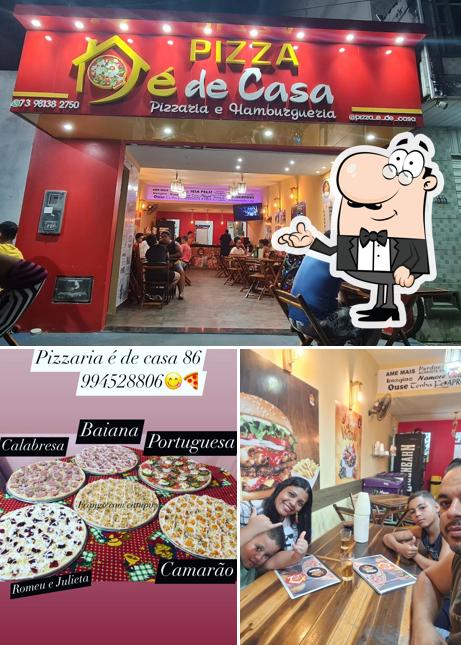 O interior do Pizzaria É de Casa