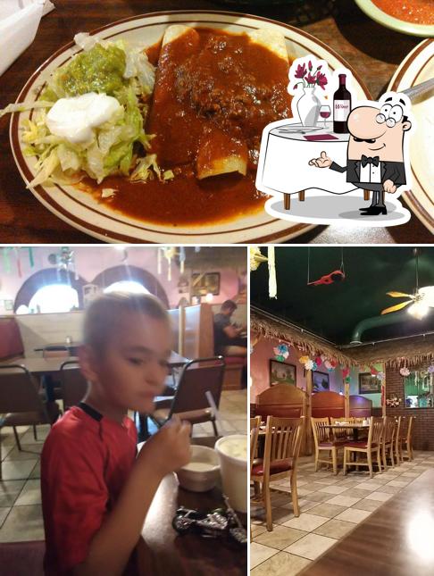 Посмотрите на эту фотографию, где видны столики и еда в Si Senor Mexican Restaurant
