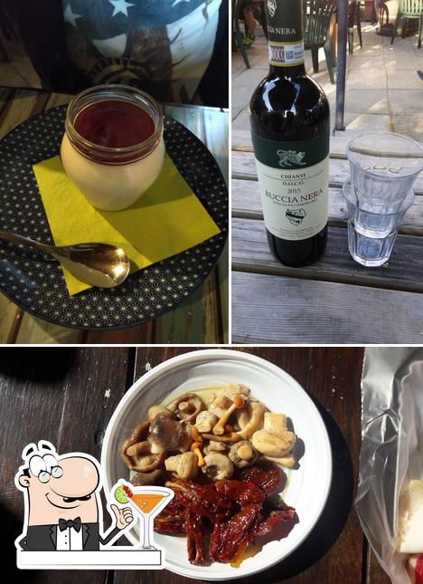 La foto di bevanda e cibo da La Botteghina di Gragnone