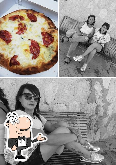 Tra le diverse cose da Julie And Grace, Pizzeria Take Away si possono trovare la interni e pizza