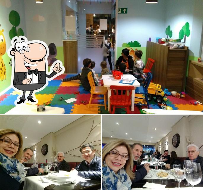 Sente em uma das mesas no Babbo Gourmet