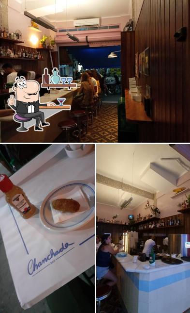 Confira a ilustração ilustrando interior e comida no chanchada bar