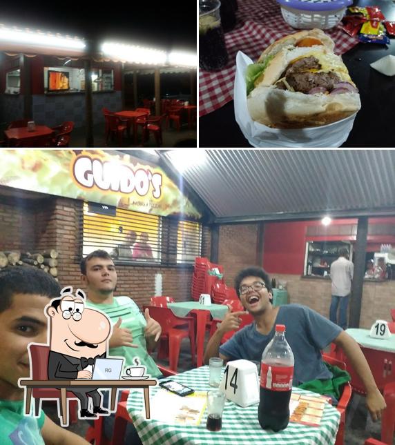 A foto da interior e comida no Guido's Lanches e Pizzas