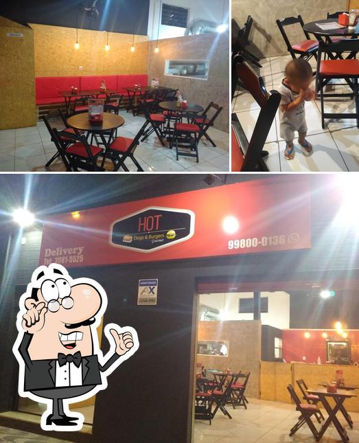 O interior do Hot Dogs e Burgers Gourmet