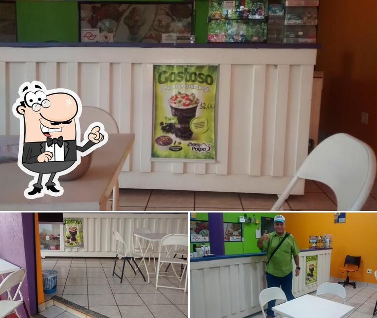 Sente em uma das mesas no Sorveteria Tati