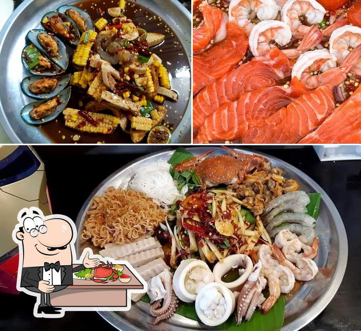 Order seafood at ร้านแปดโป่ง