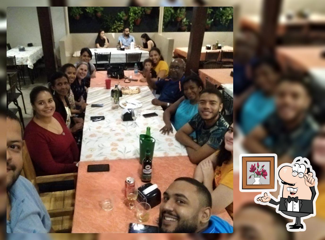 Sente em uma das mesas no Fogao a Lenha Restaurante